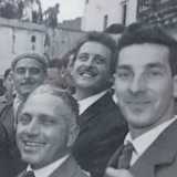 ...sorride con alcuni amici 
